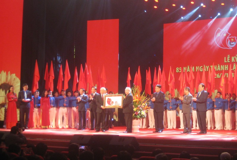 doan tncs ho chi minh 85 nam trang su ve vang