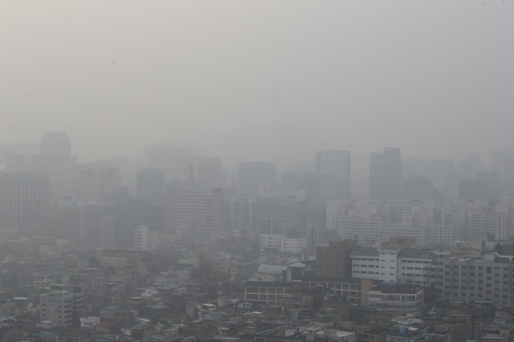 Bầu trời thủ đô Seoul nhiều mây mù với tỷ lệ bụi mịn lên đến mức nghiêm trọng. (Nguồn: Yonhap)