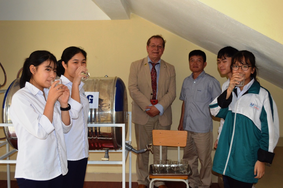 Bang Hessen tặng máy lọc nước và học bổng cho học sinh Quảng Ninh bang hessen tang may loc nuoc va hoc bong cho hoc sinh quang ninh