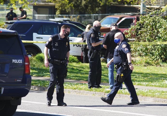 Nhân viên thực thi pháp luật làm việc tại hiện trường sau khi một cảnh sát liên quan đến việc bắn một người đàn ông tại Công viên Lents, Thứ Sáu, ngày 16/4/2021, ở Portland. (Nguồn: Star Tribune)
