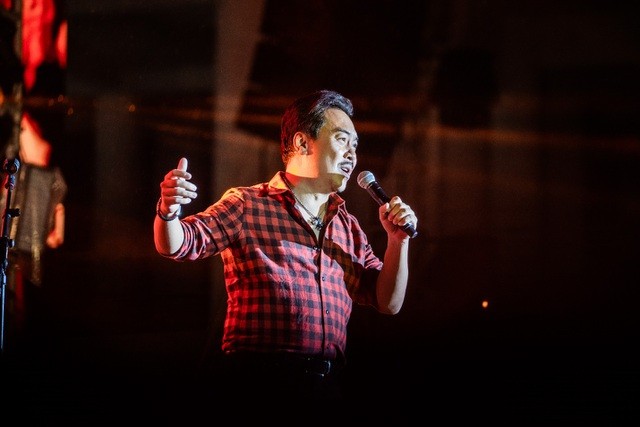 Nguyễn Hoàng khiến khán giả xúc động khi biểu diễn bài Cây bàng - ca khúc truyền tải thông điệp về tinh thần cống hiến cho âm nhạc, cuộc sống của ban nhạc. (Nguồn: Dân trí)