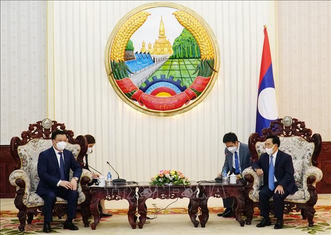 Lao PM applauds partnerships between Vietnamese, Lao ministries