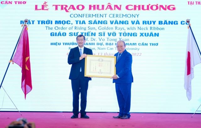 Labour Hero, People's Teacher, Professor and Doctor Vo Tong Xuan - Honorary Rector of Nam Can Tho University was bestowed “the Order of the Rising Sun, Gold Rays with Neck Ribbon” by the Japanese government for his contributions to promoting agricultural 