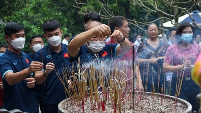 U23 football team offer incense in tribute to Hung Kings