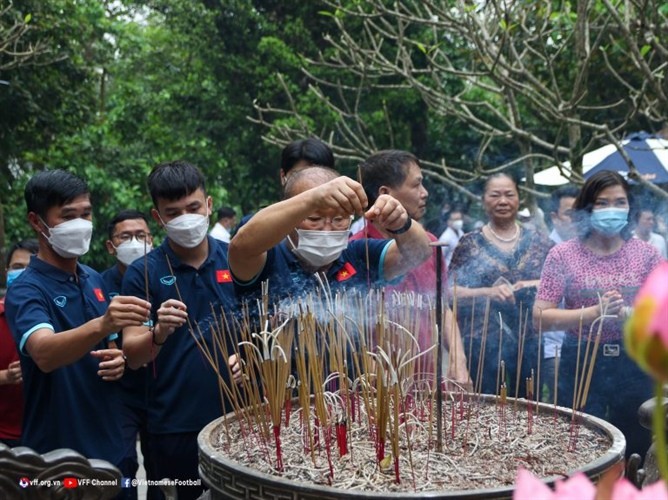 U23 football team offer incense in tribute to Hung Kings