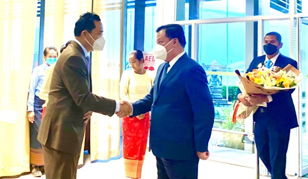 Politburo member and Secretary of the Hanoi Party Committee Dinh Tien Dung (R) is welcomed at the airport in Phnom Penh. (Photo: hanoimoi)