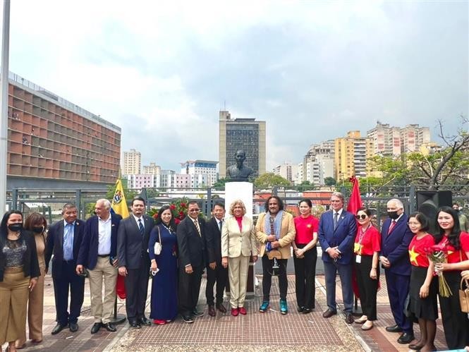 Delegates pose for a group photo. (Photo: VNA)