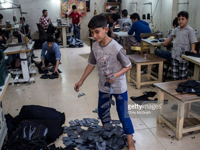 Trẻ em Syria trong một xưởng may trên đất Thổ