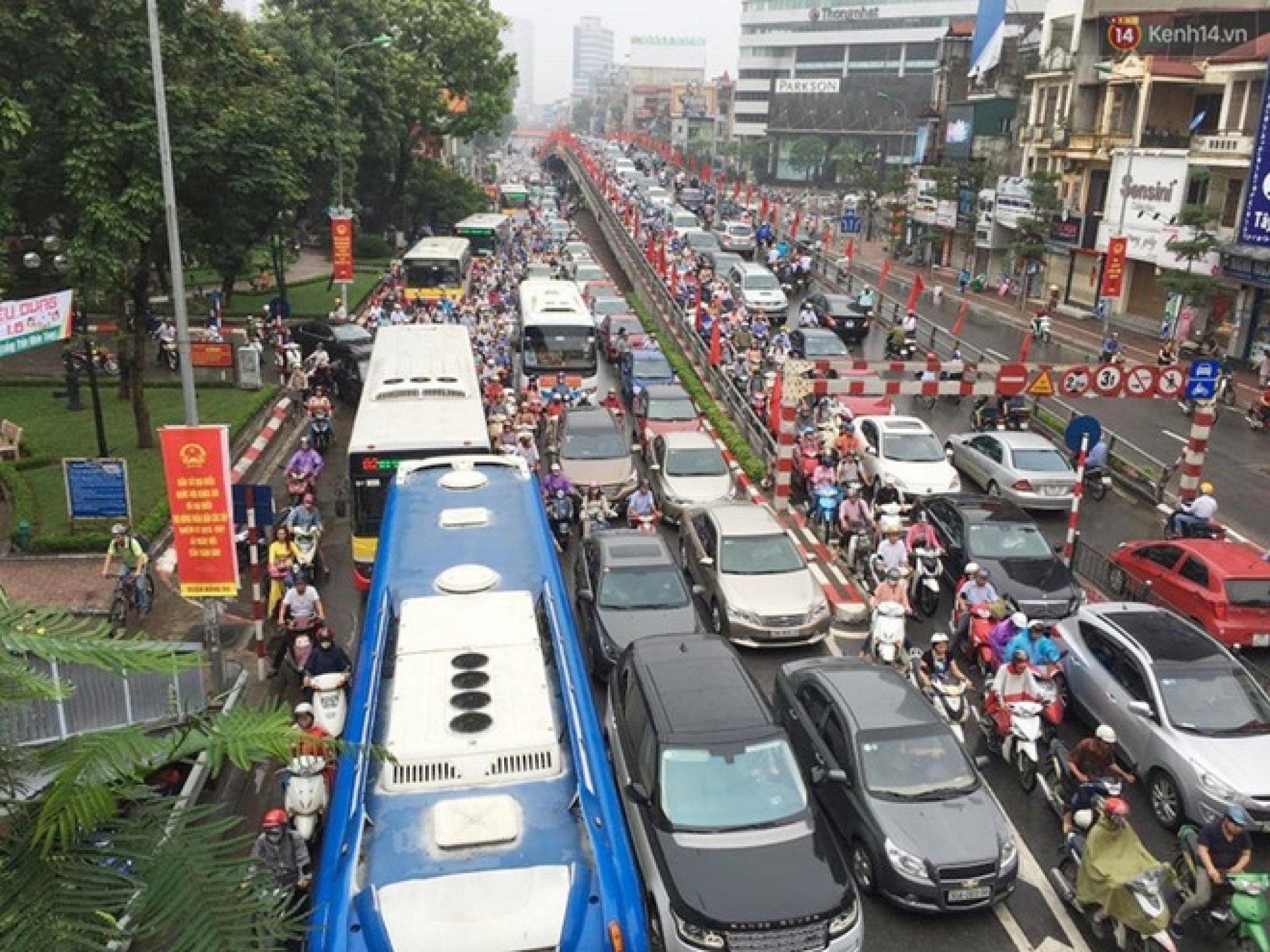 ha noi mua lon ca dem gay ngap nghiem trong