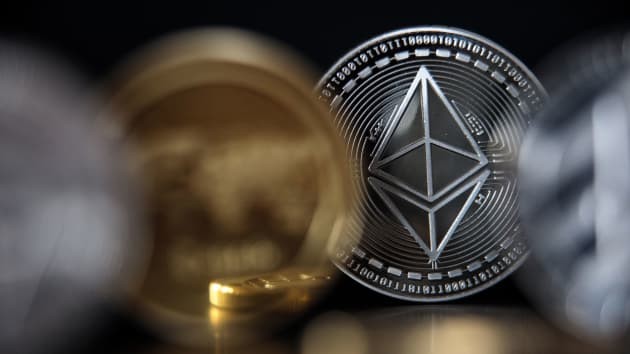 Đồng tiền điện tử ethereum tiếp tục cán đích mới