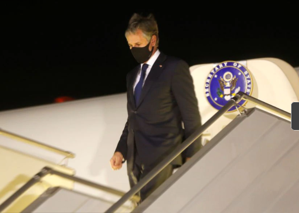 Ngoại trưởng Hoa Kỳ Antony Blinken xuống tàu sau khi hạ cánh xuống sân bay quốc tế Boryspil bên ngoài Kyiv, Ukraine ngày 6/5/ năm 2021. (Nguồn: Reuters)
