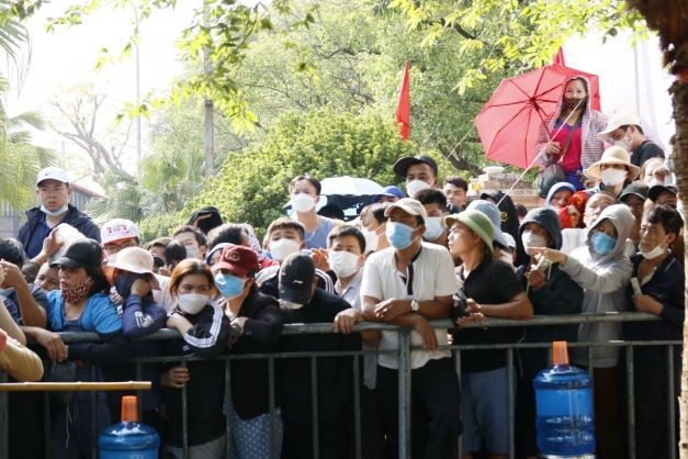 Các khán giả vất vả chen vào phía trong khuôn viên nhà thi đấu với hy vọng sở hữu tấm vé cổ vũ thầy trò HLV Park Hang Seo. (Nguồn: VOV)