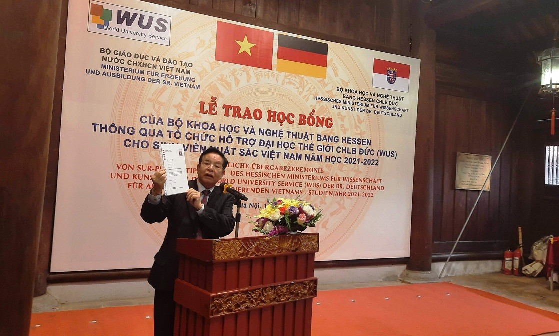 TS. Bùi Công Thọ (Trưởng Văn phòng đại diện bang Hessen, CHLB Đức tại Việt Nam) phát biểu tại Lễ trao học bổng. (Ảnh: MC)