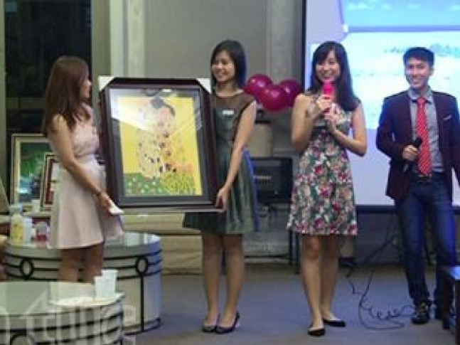 Gần 120 học sinh nghèo nhận học bổng của Quỹ Hoa Phong lan
