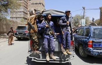 Lực lượng liên quân Arab tấn công phiến quân Houthi