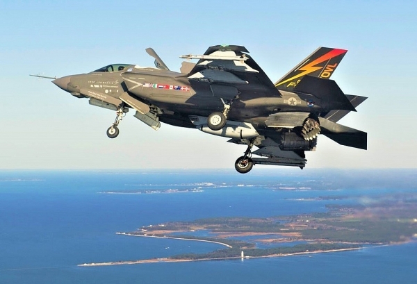 Hải quân Mỹ 'tiến thoái lưỡng nan' vụ thay F/A-18 bằng F-35