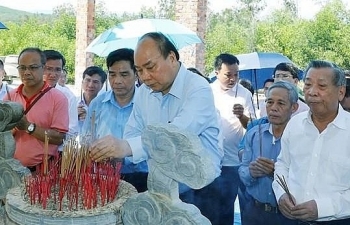 Prime Minister Nguyen Xuan Phuc offers incense to martyrs in Quang Nam