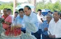 party leader president nguyen phu trong offers incense to president ho chi minh