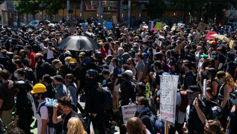 Cảnh sát Mỹ phải dùng hơi cay để giải tán người biểu tình ở Seattle