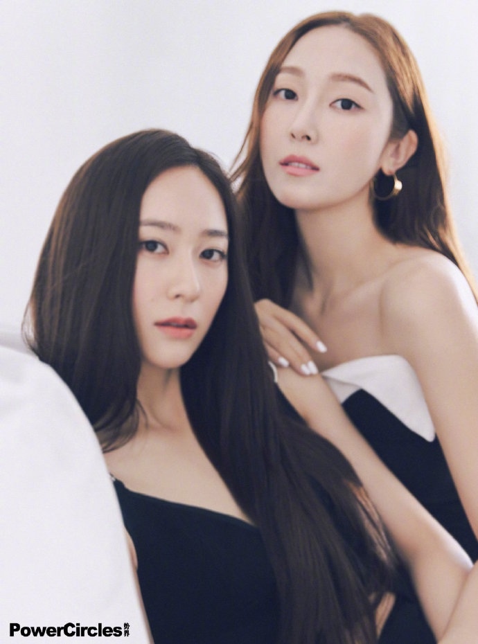 Thực tế, Jessica (phải) và Krystal (trái) cũng có chủ ý tạo nên những điểm tương đồng về diện mạo và phong cách giữa hai chị em, để gia tăng mức độ hấp dẫn của cả hai trước truyền thông - công chúng. Hai chị em Jessica Jung và Krystal Jung vốn sinh ra và lớn lên tại San Francisco (Mỹ) trước khi quay trở về quê nhà Hàn Quốc để gây dựng sự nghiệp trong giới giải trí.