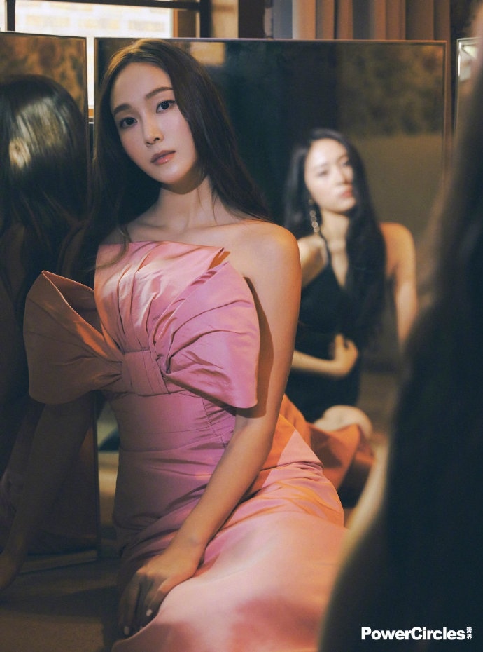 Hai chị em Jessica và Krystal vốn sinh sống ở Mỹ. Cả gia đình họ về thăm Hàn Quốc hồi năm 2000, khi ấy, vẫn còn nhỏ tuổi, nhưng Jessica và Krystal đã được nhân viên của một công ty giải trí lớn tại Hàn Quốc để mắt và tiếp cận, nhằm trình bày một kế hoạch để giúp hai chị em nhà Jung trở thành những ngôi sao giải trí tại Hàn Quốc. (Nguồn: Dân trí)