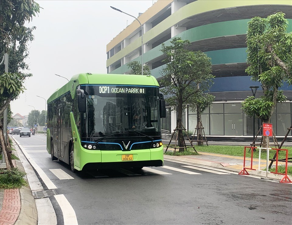 Electric buses help improve public transport quality of Hanoi