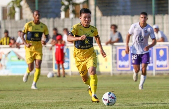 Quang Hải sáng cửa đá chính ở Pau FC