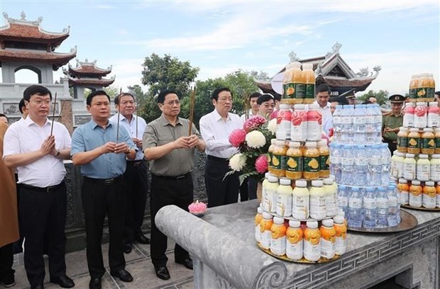 Prime Minister Pham Minh Chinh (3rd from left) and Party and Government officials pay tribute to late President Ho Chi Minh at the Chung Son pagoda. (Photo: VNA)