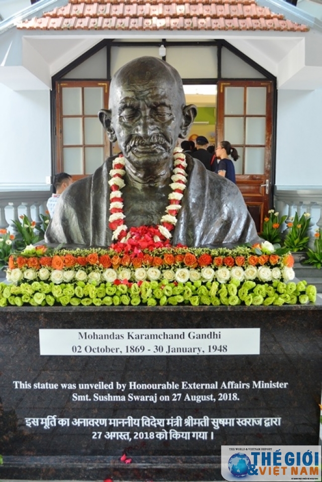 khanh thanh tuong mahatma gandhi giua long ha noi