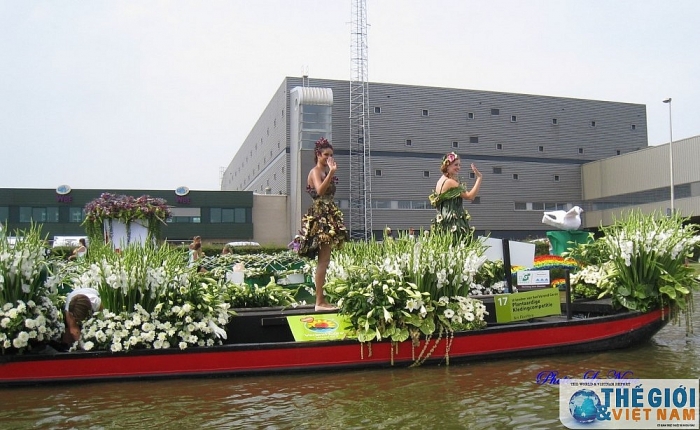 ao dai va non bai tho xuat hien tai le hoi thuyen hoa doc dao tai ha lan