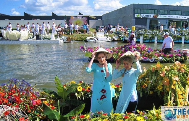 Áo dài và nón bài thơ xuất hiện tại Lễ hội thuyền hoa độc đáo tại Hà Lan