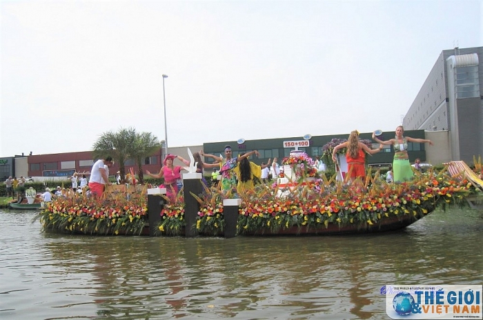 ao dai va non bai tho xuat hien tai le hoi thuyen hoa doc dao tai ha lan