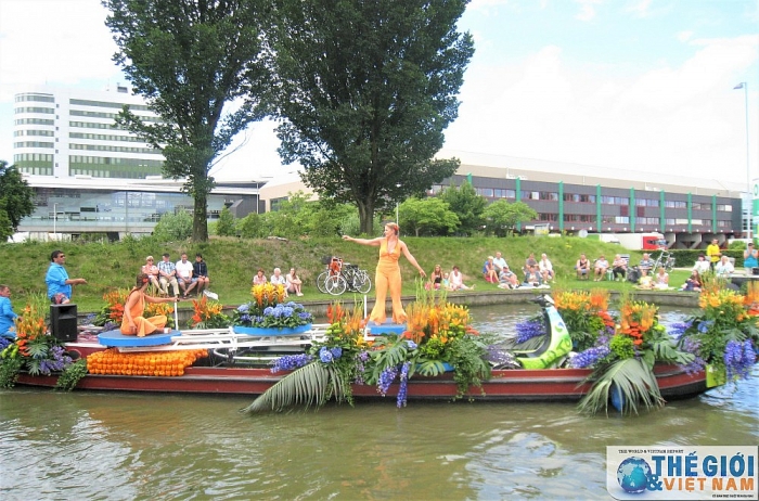 ao dai va non bai tho xuat hien tai le hoi thuyen hoa doc dao tai ha lan