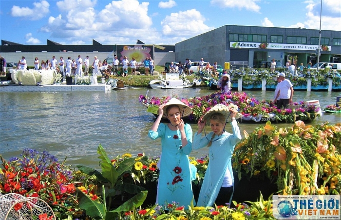 ao dai va non bai tho xuat hien tai le hoi thuyen hoa doc dao tai ha lan