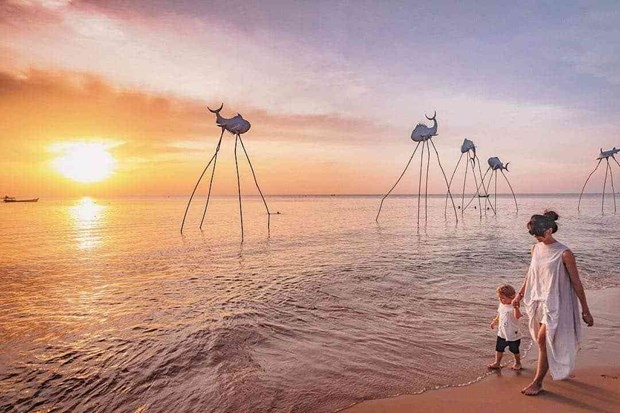 Tourists walk along the beach in VinWonders Phu Quoc (Source: VinWonders Phu Quoc)