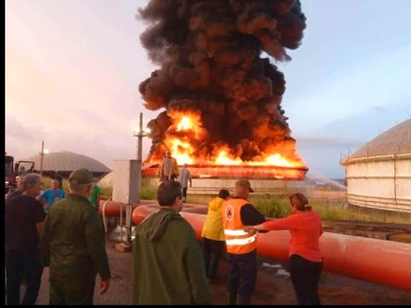 Cuba và Mỹ phối hợp kiểm soát vụ cháy kho chứa dầu. Một bể chứa dầu thô trong khu công nghiệp gần thành phố Matanzas, Cuba đã bị sét đánh trúng gây cháy lớn.(Nguồn: wcjb)