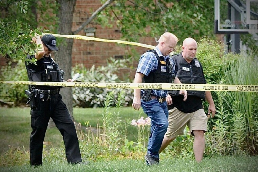 Cảnh sát đang điều tra vụ nổ súng vào thứ Sáu, ngày 5/8 ở Butler Township, Ohio. Các nhà chức trách nói rằng bốn người đã bị bắn chết ở ngoại ô Ohio và một người đàn ông được coi là có vũ khí và nguy hiểm đang được truy lùng. (Nguồn: US News)