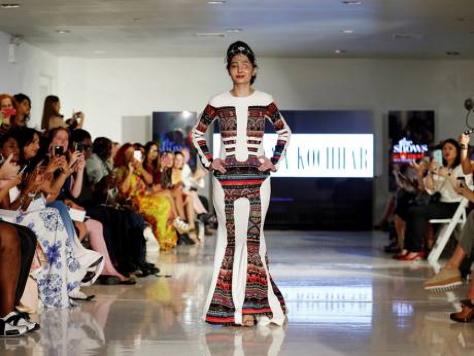 nguoi mau bi tat axit tu tin tren san catwalk new york