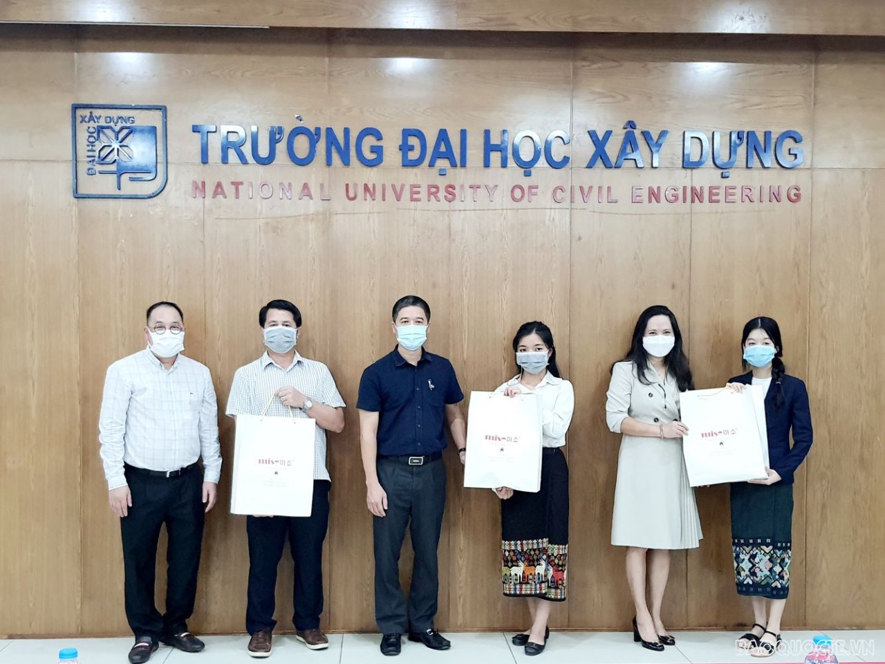 Ông Steve Bùi, PGS TS Hoang Tùng và Bà Chi Mai đã trao quà hỗ trợ cho 3 sinh viên quốc tế. (Ảnh: MH)