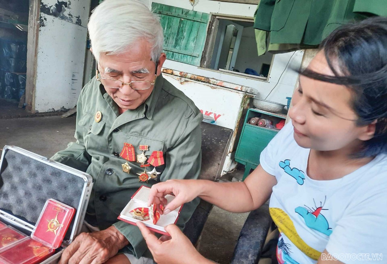 The author and former journalist Le Mai with his memorabilia and medals awarded by the Party and State. (Photo by Hanh Mi)