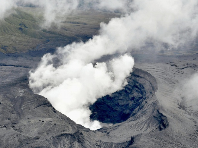 Nhật Bản: Núi lửa Aso phun trào dữ dội