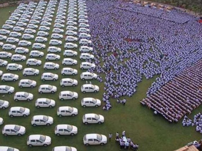 Tỷ phú Ấn Độ tặng nhân viên 1000 xe và 400 căn hộ