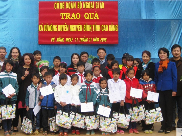 Công đoàn Bộ Ngoại giao trao quà từ thiện tại Cao Bằng
