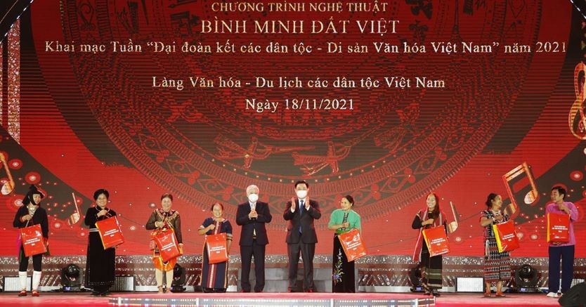 Ấm áp và rực rỡ đêm khai mạc 'Đại đoàn kết các dân tộc - Di sản Văn hóa Việt Nam 2021'