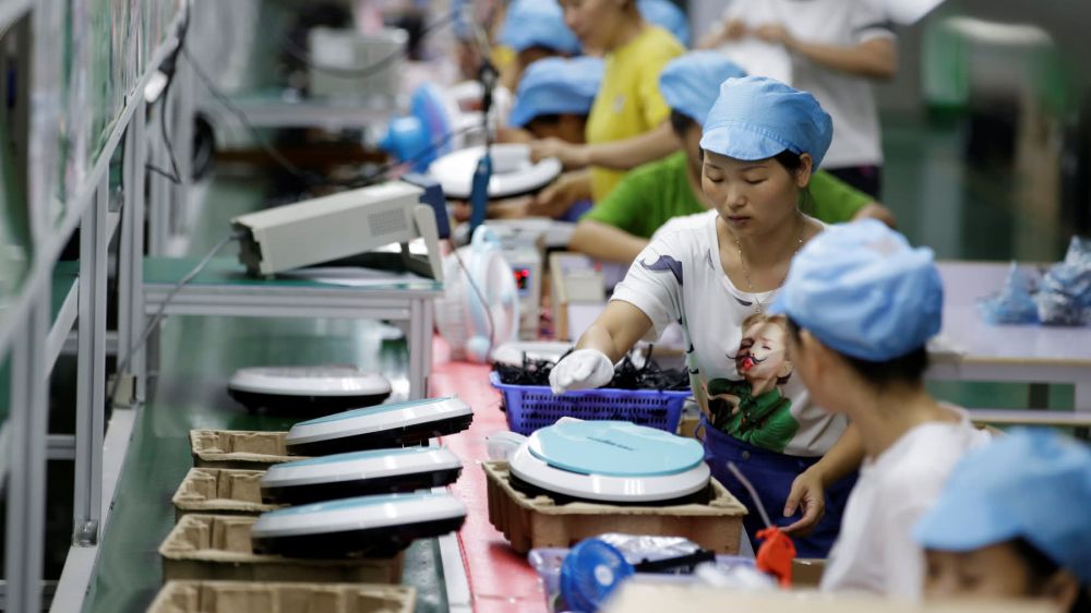Các nhân viên làm việc trên dây chuyền sản xuất của một nhà máy robot hút bụi ở Thâm Quyến. (Nguồn: Nikkei Asia Review)