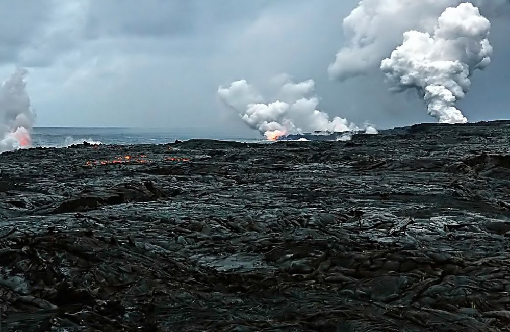 Dung nham tràn xuống Thái Bình Dương tại Đảo lớn Hawaii; Nguồn: Popular Mechanics)