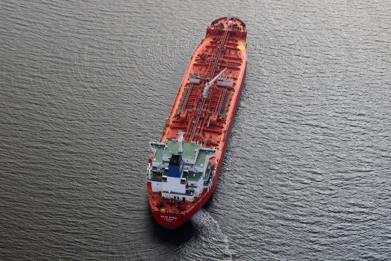 Giá dầu thế giới phiên 1/12 giảm vì biến thể Omicron đầu tiên tại Mỹ. Một tàu trở dầu đang xếp hàng tại cảng phực hợp, California. (Nguồn: Reuters)