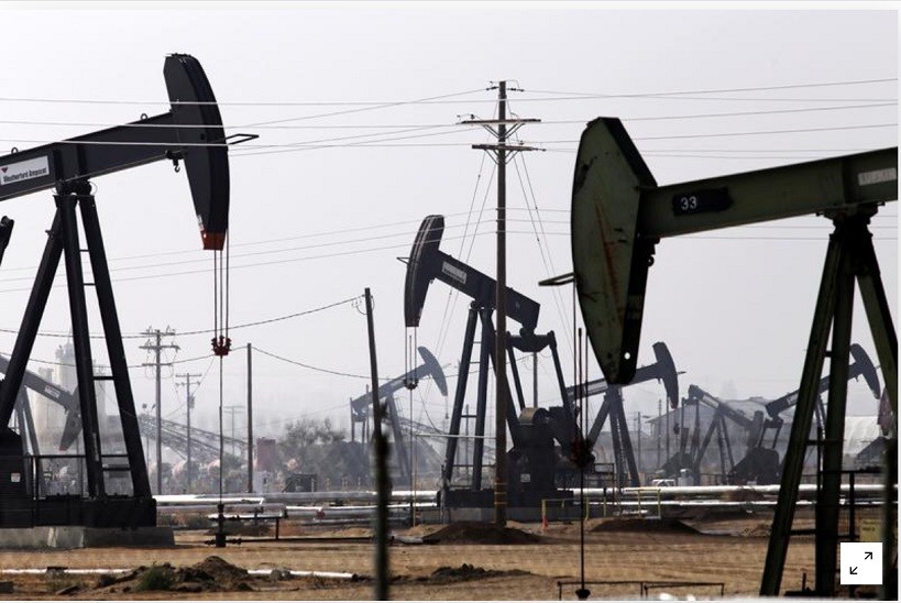 FMáy bơm dầu ở mỏ dầu sông Kern tại Bakersfield, California, Mỹ. (Nguồn: Reuters) (