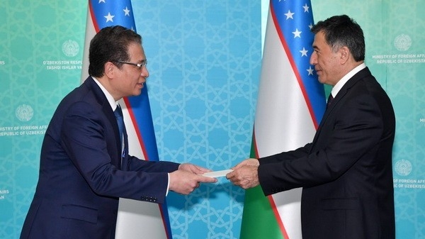 Uzbek acting Foreign Minister receives the newly appointed Ambassador of Vietnam