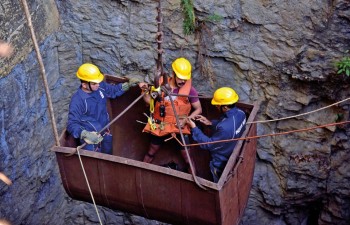 Ấn Độ tìm cách giải cứu 15 công nhân mắc kẹt 17 ngày trong hầm mỏ ngập nước